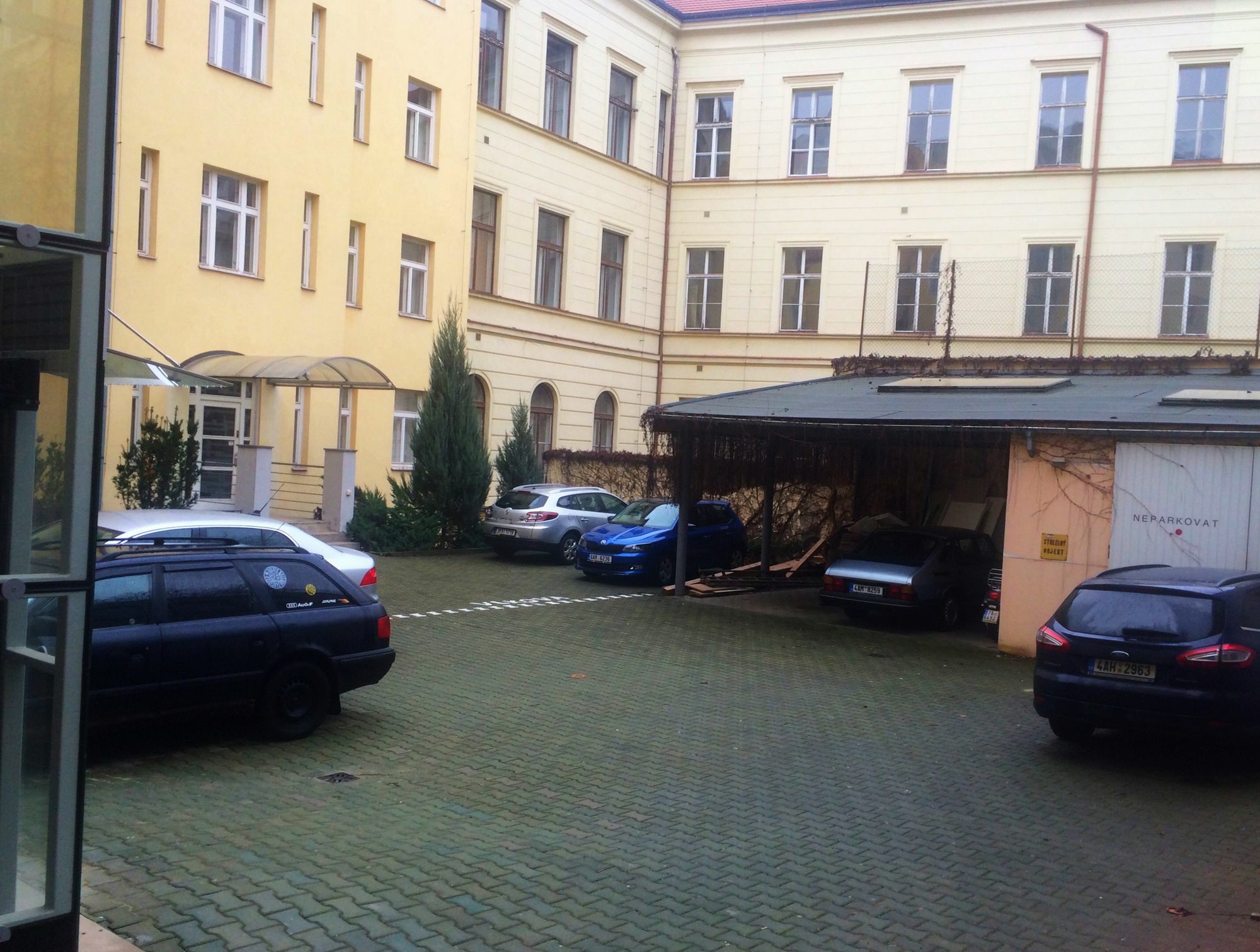 Residence Vita Nejedleho Prag Exteriör bild